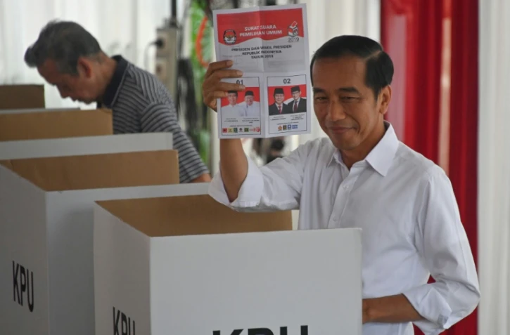 Le président indonésien sortant Joko Widodo vote à Jakarta, le 17 avril 2019