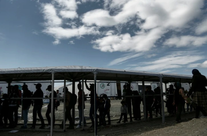 Des migrants font la queue pour obtenir de la nourriture près du camp d'Idomeni, à la frontière gréco-macédonienne, le 25 mai 2016