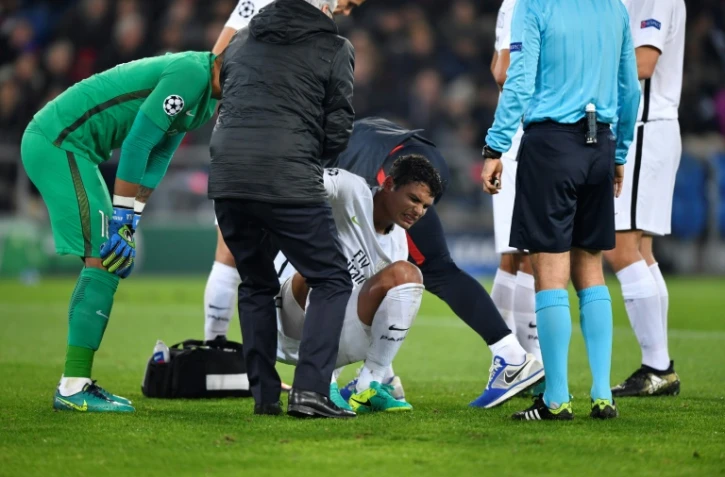 Le défenseur central du PSG Thiago Silva blessé contre Bâle en Ligue des champions, le 1er novembre 2016