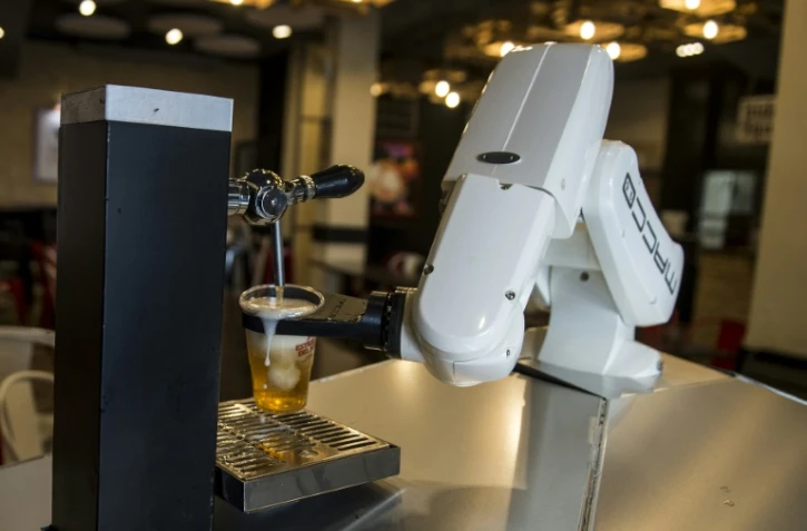 Le robot "serveur" du bar Gitana Loca, le 17 mai 2020 à Séville, en Espagne