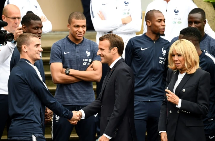 Le Président français Emmanuel Macron et son épouse Brigitte en visite au centre d'entraînement de l'équipe de France de football, le 5 juin 2018 à Clairefontaine-en-Yvelines