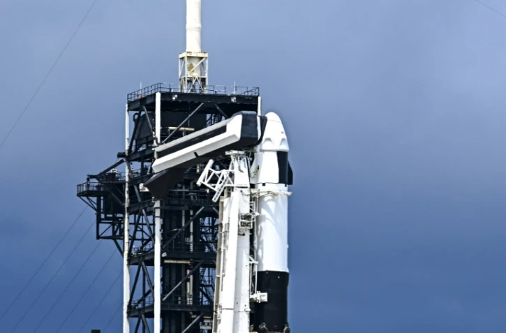 Une fusée Falcon 9 de SpaceX avec la capsule Crew Dragon Resilience pour la mission Polaris Down, au Centre spatial Kennedy, le 26 août 2024 en Floride 