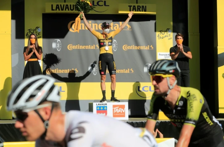 Le coureur de l'équipe Jumbo Wout van Aert sur la 1re marche du podium de la 7e étape du Tour de France à Lavaur, le 4 septembre 2020