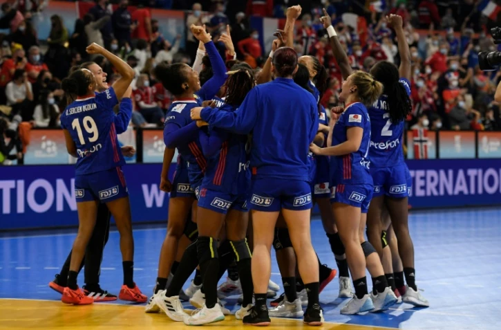 Les joueuses de l'équipe de France savourent leur victoire sur le Danemark en demi-finale du Mondial de hand à Granollers, le 17 décembre 2021