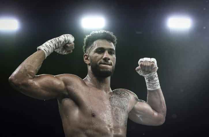 Le champion olympique des super-lourds, Tony Yoka, célèbre sa victoire face au Britannique Dave Allen, à Paris, le 23 juin 2018