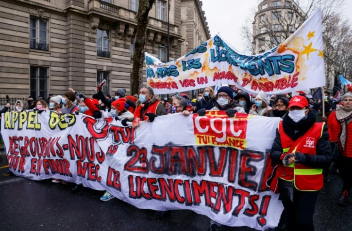 Les manifestants, s'érigeant en "66 millions de procureurs anti-licenciement", réclament à Paris le 23 janvier 2021, la fin des plans sociaux