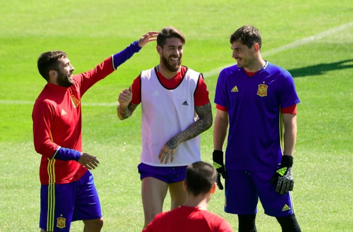 Les défenseurs Jodi Alba (g), Sergio Ramos (c) et le gardien Iker Casillas lors d'une séance d'entrraînement avec l'équipe d'Espagne à Saint-Martin-de-Ré, le 26 juins 2016