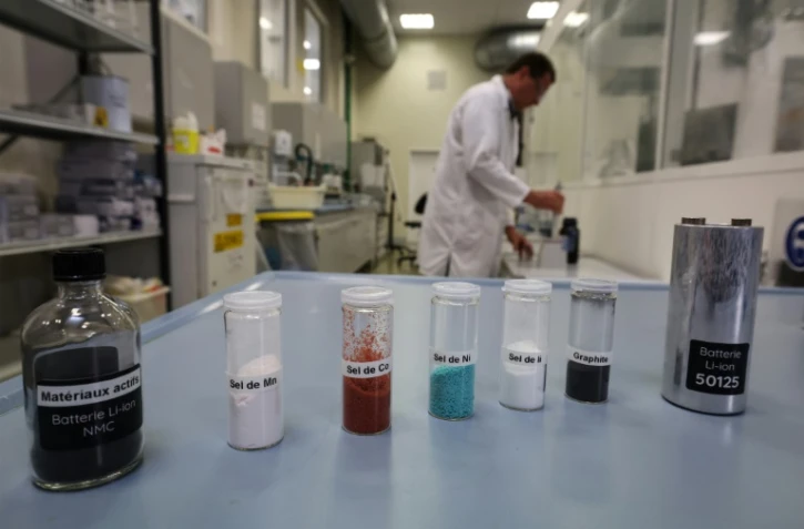 Des échantillons de sels de manganèse, cobalt, nickel, lithium et de graphite, métaux utilisés dans les batteries des voitures électriques, au laboratoire de recherche du Commissariat à l'Energie atomique (CEA) à Marcoule, le 19 septembre 2023 dans le Gard