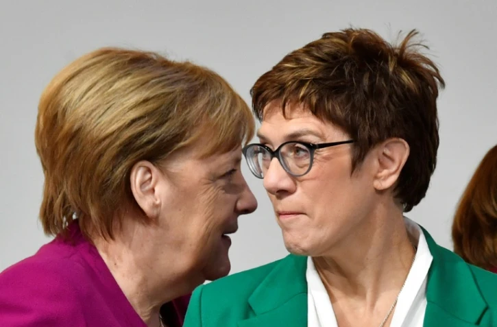 Angela Merkel et son successeur à la tête de la CDU Annegret Kramp-Karrenbauer, lors du congrès du parti à Hambourg, le 8 décembre 2018