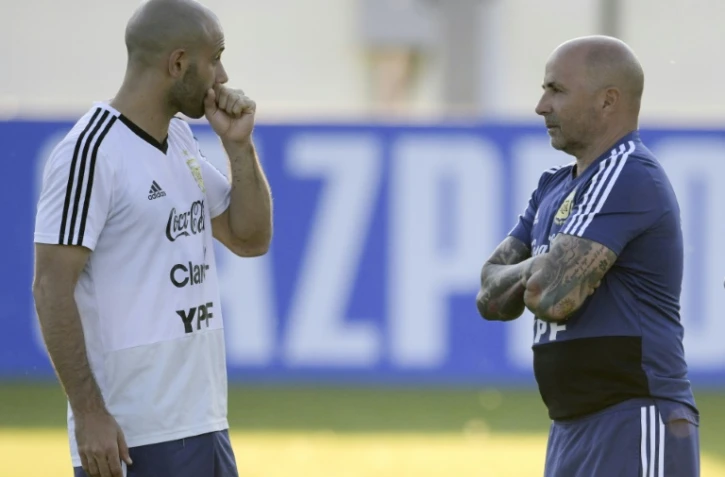 L'Argentina Javier Mascherano (g) et son sélectionneur Jorge Sampaoli à l'entraînement, le 18 juin 2018 à Bronnitsy, près de Moscou