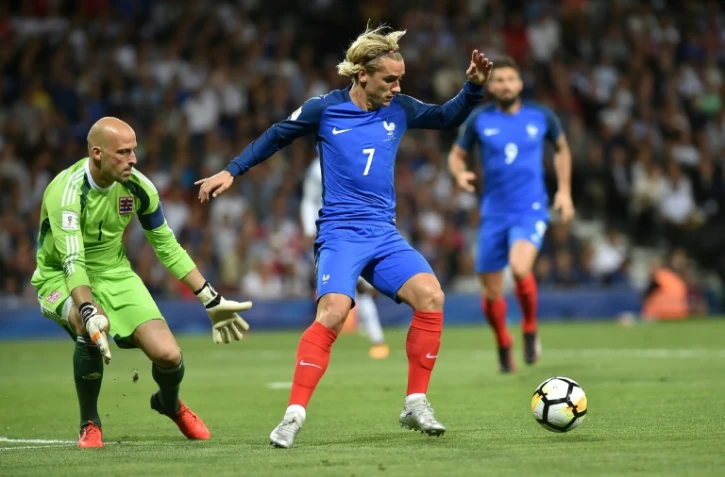 Antoine Griezmann et les Bleus restent sur un match nul face au Luxembourg du gardien Jonathan Joubert, le 3 septembre 2017 à Toulouse