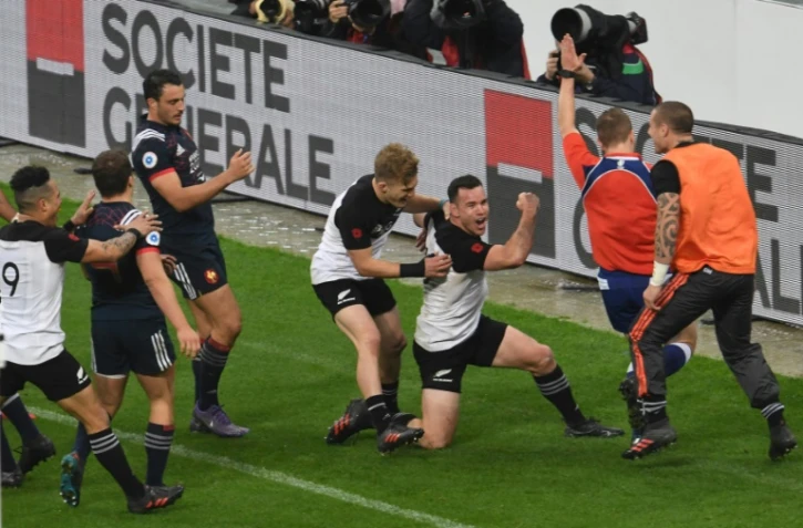 Le centre All Black Ryan Crotty fête un essai marqué contre le XV de France en test-match, le 11 novembre 2017 au Stade de France