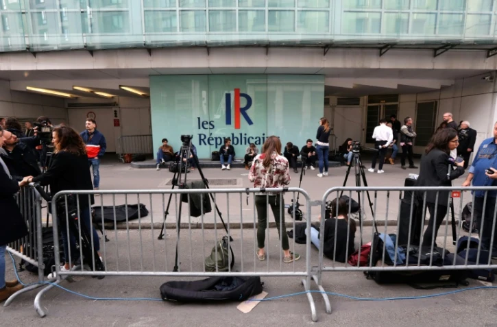 Des journalistes devant le siège du parti Les Républicains (LR) à Paris le 27 mai 2019