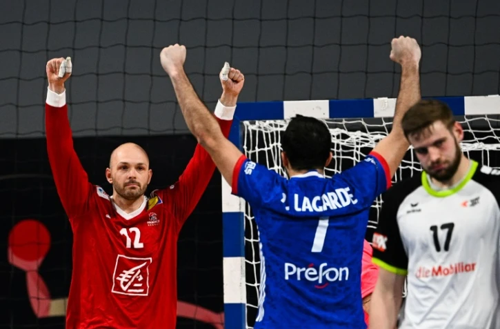 Le soulagement de Vincent Gérard et des Bleus au coup de sifflet final du match remporté de justesse contre la Suisse au Caire, le 18 janvier 2021