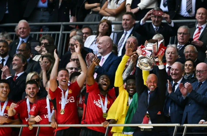 La joie des joueurs de Manchester United et de l'entraîneur Erik ten Hag, vainqueurs de la finale de la Coupe d'Angleterre contre City, le 25 mai 2024 à Wembley