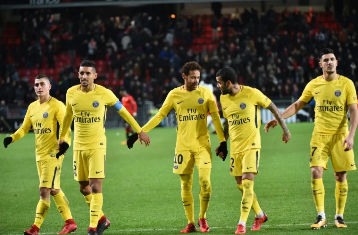 Les joueurs du PSG communient avec leurs supporters à l'issue du match remporté sur le terrain de Rennes, le 16 décembre 2017