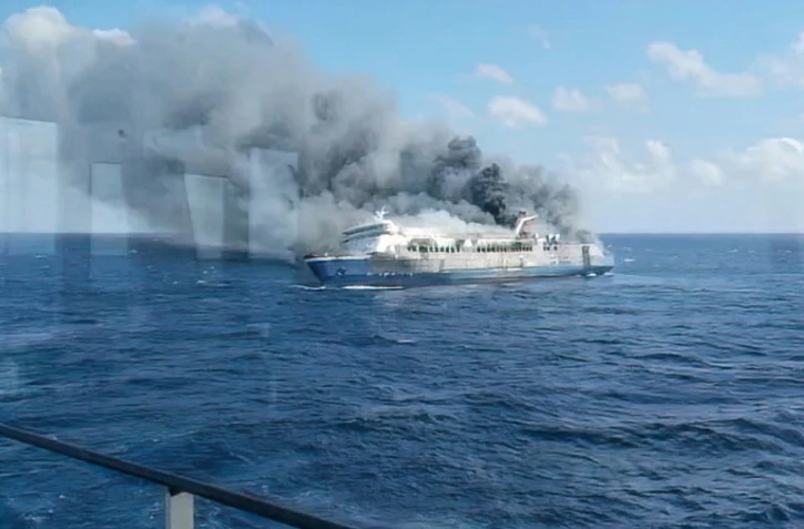 Capture d’écran d’une vidéo diffusée le 2 août 2026 par l’Agence nationale indonésienne de recherche et de secours (Basarnas) montrant une épaisse fumée à bord du ferry Mutiara Sentosa 2 au large de l’île de Madura, dans la province de Java oriental