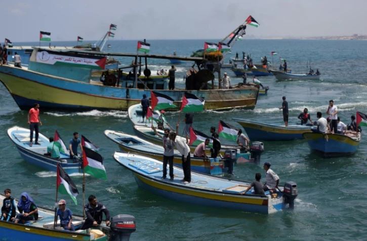 Des bateaux de pêche palestiniens prennent la mer le 29 mai 2018 depuis le port de Gaza 