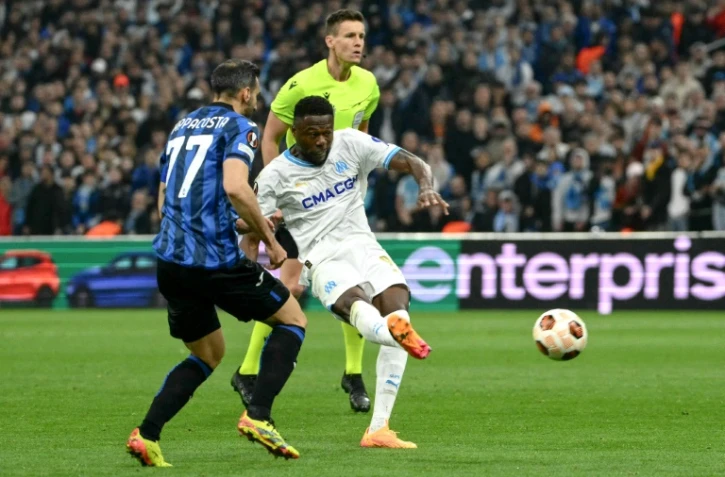 Le défenseur marseillais Chancel Mbemba (d) frappe et marque contre l'Atalanta, le 2 mai 2024 au Stade Vélodrome
