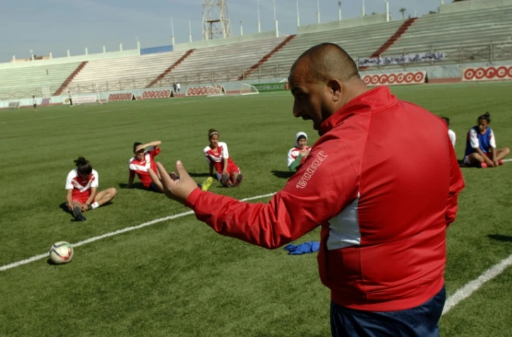 Sid Ahmed Mouaz entraîne l'équipe féminine de football de Relizane, à l'ouest d'Alger, le 16 février 2017