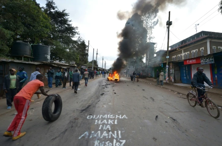 Malgré un appel à la paix peint en swahili sur la chaussée, les manifestations contre les résultats de la présidentielle ont tourné à la violence dans les rues de Kibera, à Nairobi, le 9 août 2017 
