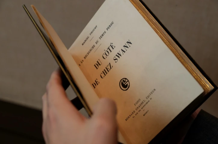 Edition rarissime du livre "Du côté de chez Swann", de Marcel Proust, mis en vente par la maison Sotheby's et exposée le 28 septembre 2017 à Paris