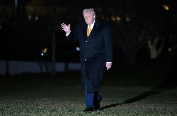 Le président américain Donald Trump salue les journalistes à son arrivée à la Maison Blanche à Washington, le 4 janvier 2026