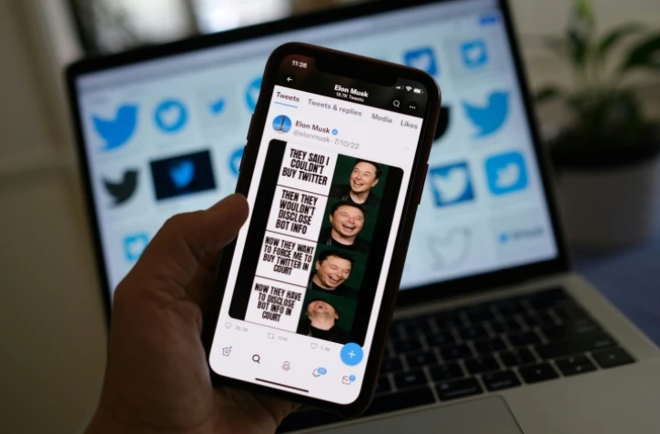 Photo d'un tweet d'Elon Musk du 11 juillet, comportant quatre photos de lui-même, hilare, avec cette légende : "Ils ont dit que je ne pouvais pas acheter Twitter. Ensuite ils ont refusé de révéler les informations sur les faux comptes. Maintenant ils veulent me forcer à racheter Twitter au tribunal. Maintenant ils sont obligés de révéler les informations sur les faux comptes".
