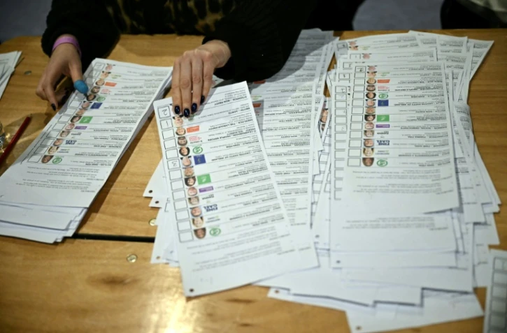 Les bulletins de vote sont dépouillés à Dublin, en Irlande, le 1er décembre 2024