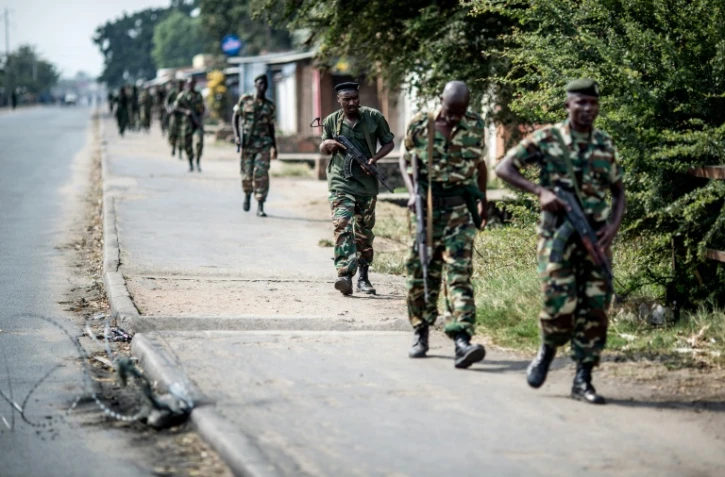 Des soldats burundais se retirent d'un quartier de Bujumbura après une opération de police, le 1er juillet 2016