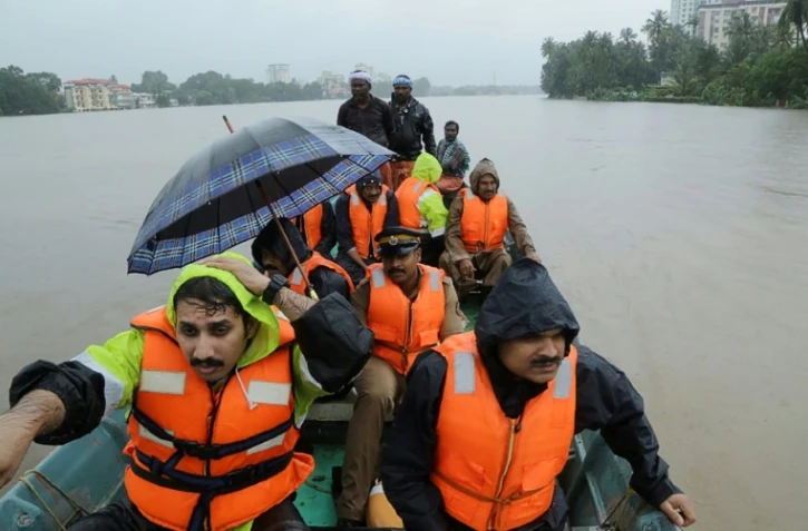 Les services de secours indiens évacuent des résidents d'Aluva, dans l'état du Kerala, le 16 août 2018