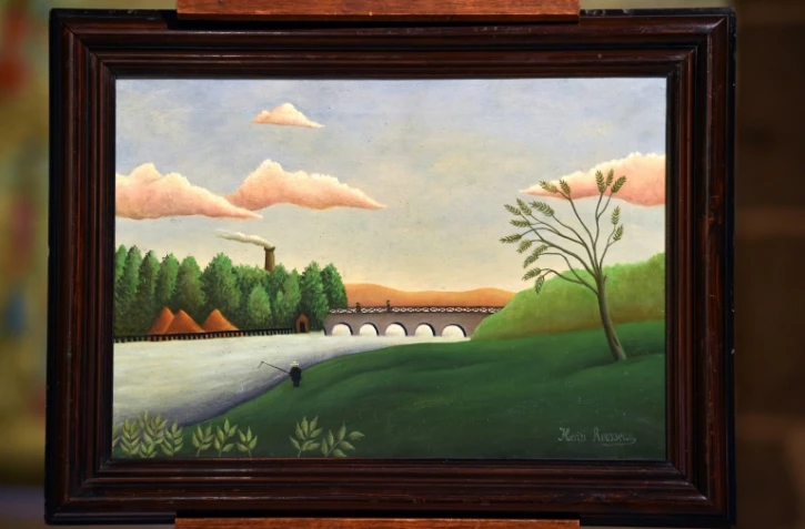 "Paysage avec pêcheur" attribué au Douanier Rousseau exposé au Musée d'Art Naïf et d'Arts Singuliers de Laval (nord-ouest), le 29 août 2017