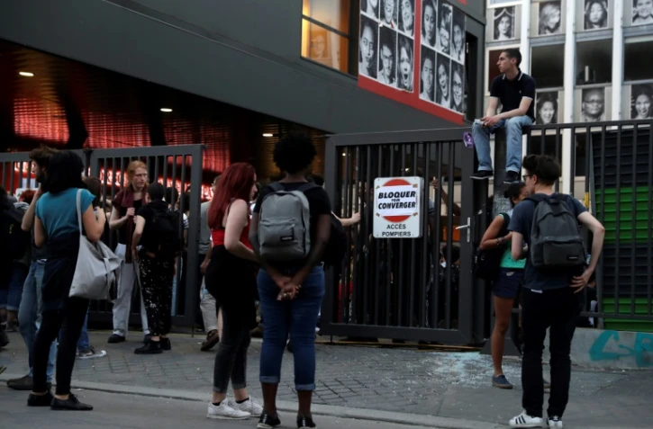 Des étudiants devant le site universitaire de Censier à Paris le 20 avril 2018