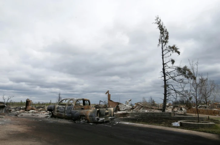 Des véhicules et des maisons incendiés dans le quartier de Beacon Hill à Fort McMurray le 9 mai 2016