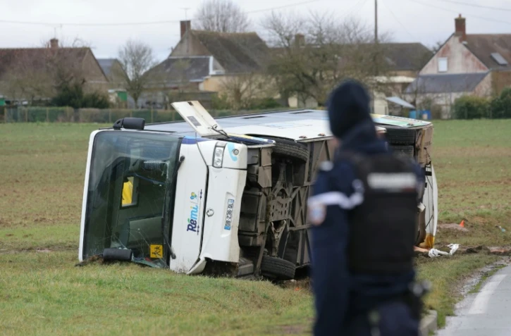 Un gendarme devant le bus scolaire accidenté à Jallans, en Eure-et-Loir, le 30 janvier 2025