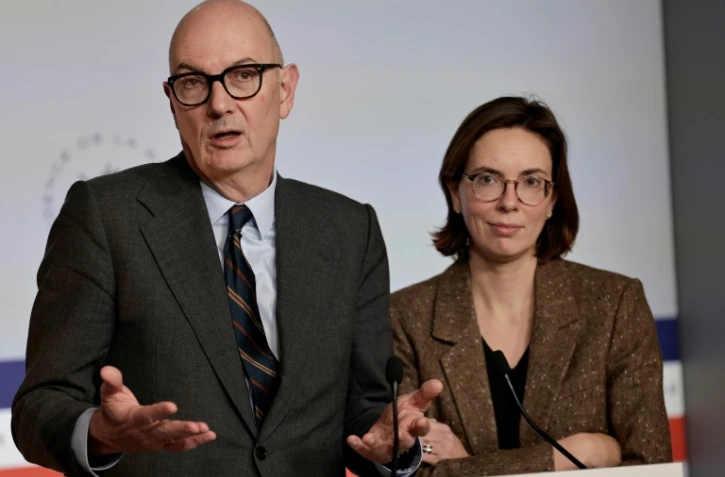 Le ministre de l'Économie Roland Lescure s'adresse aux médias aux côtés de la ministre des Comptes publics Amélie de Montchalin (à droite), après un Conseil des ministres extraordinaire à l'Élysée, à Paris, le 22 décembre 2025