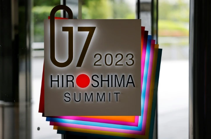Le logo du Sommet du G7 à l'entrée du Centre international des médias (IMC), avant le Sommet des dirigeants du G7, le 18 mai 2023 à Hiroshima, au Japon