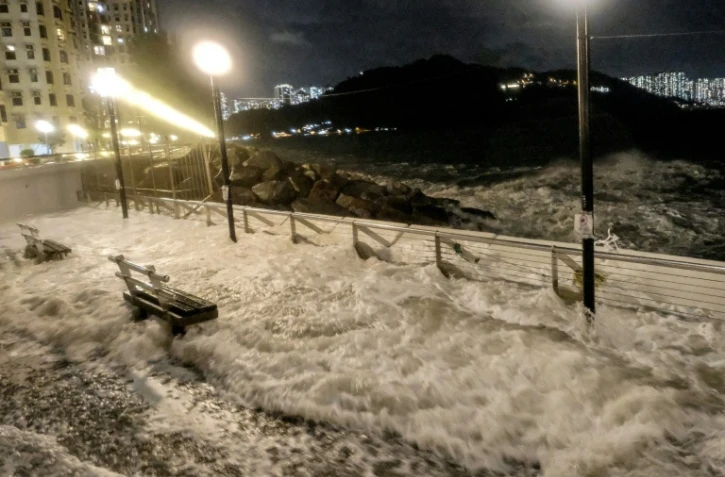Des vagues s'écrasent sur la promenade d'un quartier résidentiel à l'approche du super typhon Ragasa à Hong Kong, le 23 septembre 2025 