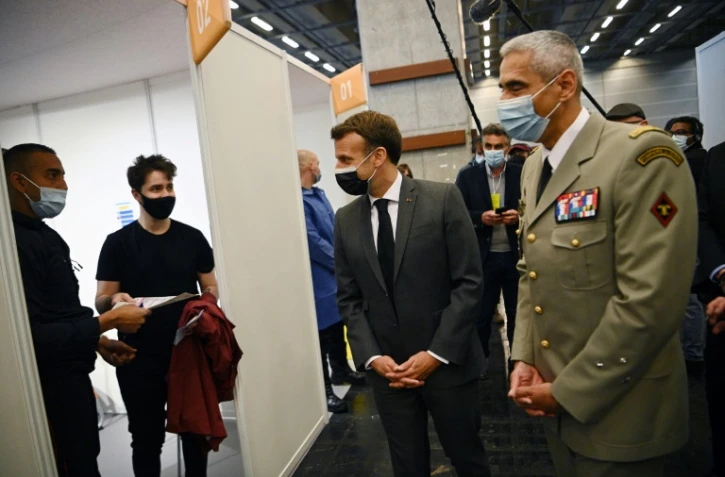 Le président Emmanuel Macron inaugure le premier grand vaccinodrome parisien, Porte de Versailles à Paris, le 6 mai 2021