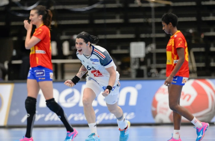 L'arrière française Alexandra Lacrabère exulte après le penalty de la gagne face à l'Espagne, le 14 décembre 2015 à Kolding