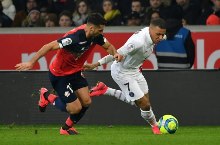 L'attaquant du PSG Kylian Mbappé (d) à la lutte avec le défenseur de Lille Zeki Celik, le 26 janvier 2020 au stade Pierre-Mauroy