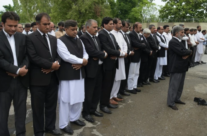 Des avocats pakistanais lors d'une cérémonie d'hommage à leurs collègues tués lors d'une attaque suicide, à Islamabad le 9 août 2016