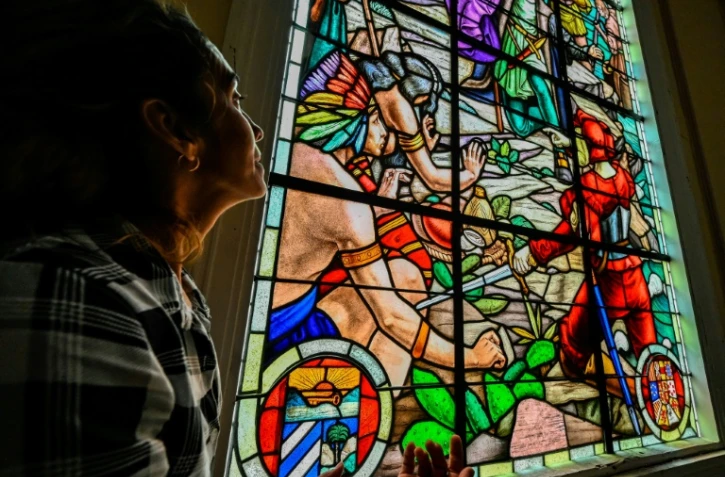 Mirell Vazquez, professeure de restauration de vitraux, devant un vitrail ancien, le 7 novembre 2023 à La Havane, à Cuba