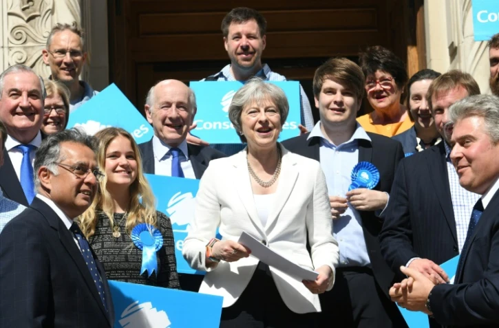 La Première ministre britannique Theresa May, entourée par des supporteurs du parti conservateur, devant la mairie de Wandsworth, à Londres, le 4 mai 2018
