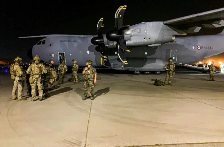 Des soldats français près d'un avion militaire à l'aéroport de Kaboul, le 17 août 2021 en Afghanistan
