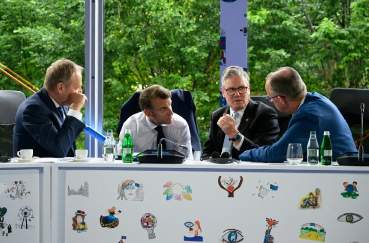 De gauche à droite, le Premier ministre polonais Donald Tusk, Emmanuel Macron, Keir Starmer et le chancelier allemand Friedrich Merz, à Tirana le 16 mai 2025