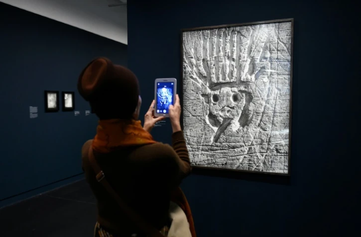 Un journaliste à l'exposition Brassaï au centre Georges-Pompidou à Paris le 7 novemvre 2016