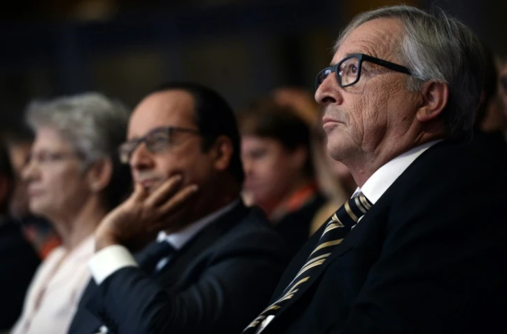 Le président de la Commission européenne, Jean-Claude Juncker (d), avec le président français Francois Hollande (c) à la Maison de la Mutualite à Paris, le 29 septembre 2015