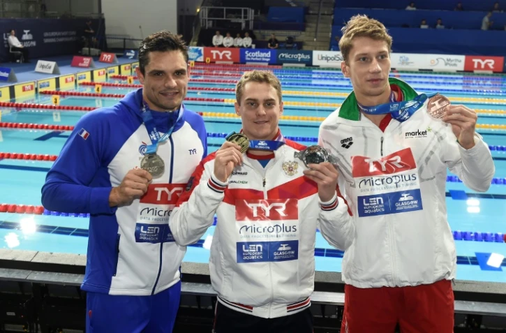 Florent Manaudou, deuxième du 50 m des championnats d'Europe en petit bassin, Vladimir Morozov, vainqueur, et Maksim Lobanovskii, troisième, le 6 décembre 2019 à Glasgow