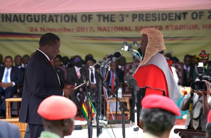 Emmerson Mnangagwa (g) prête serment lors de son investiture comme président du Zimbabwe, le 24 novembre 2017 au stade de Harare